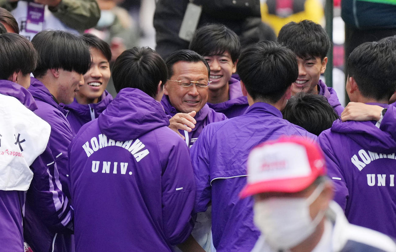 総合優勝を果たし、歓喜の輪で笑顔を見せる駒大・大八木監督（中央）（2023年1月3日撮影）