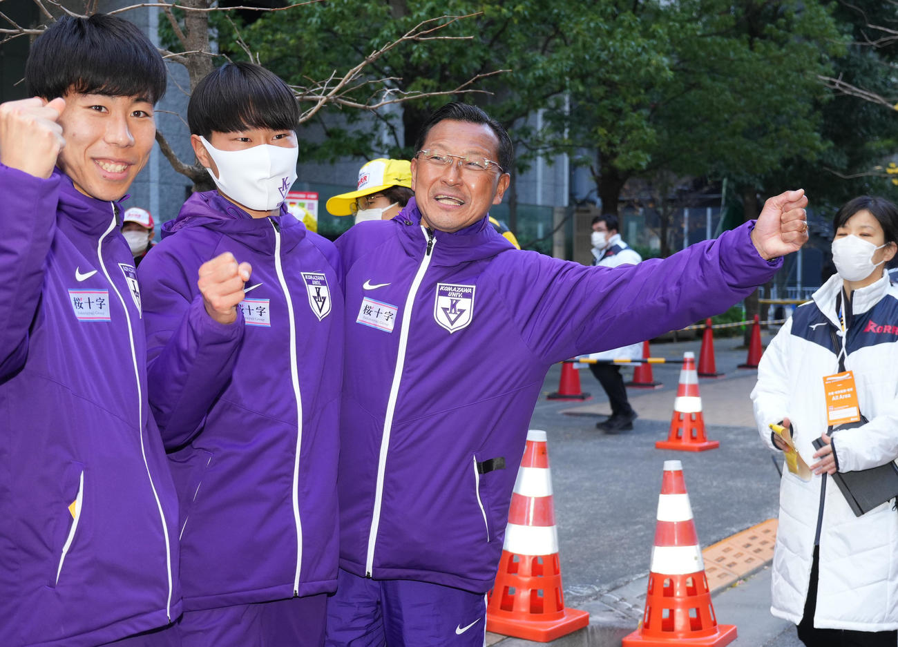 総合優勝を果たし、ガッツポーを見せる駒大・大八木監督（右）（2023年1月3日撮影）