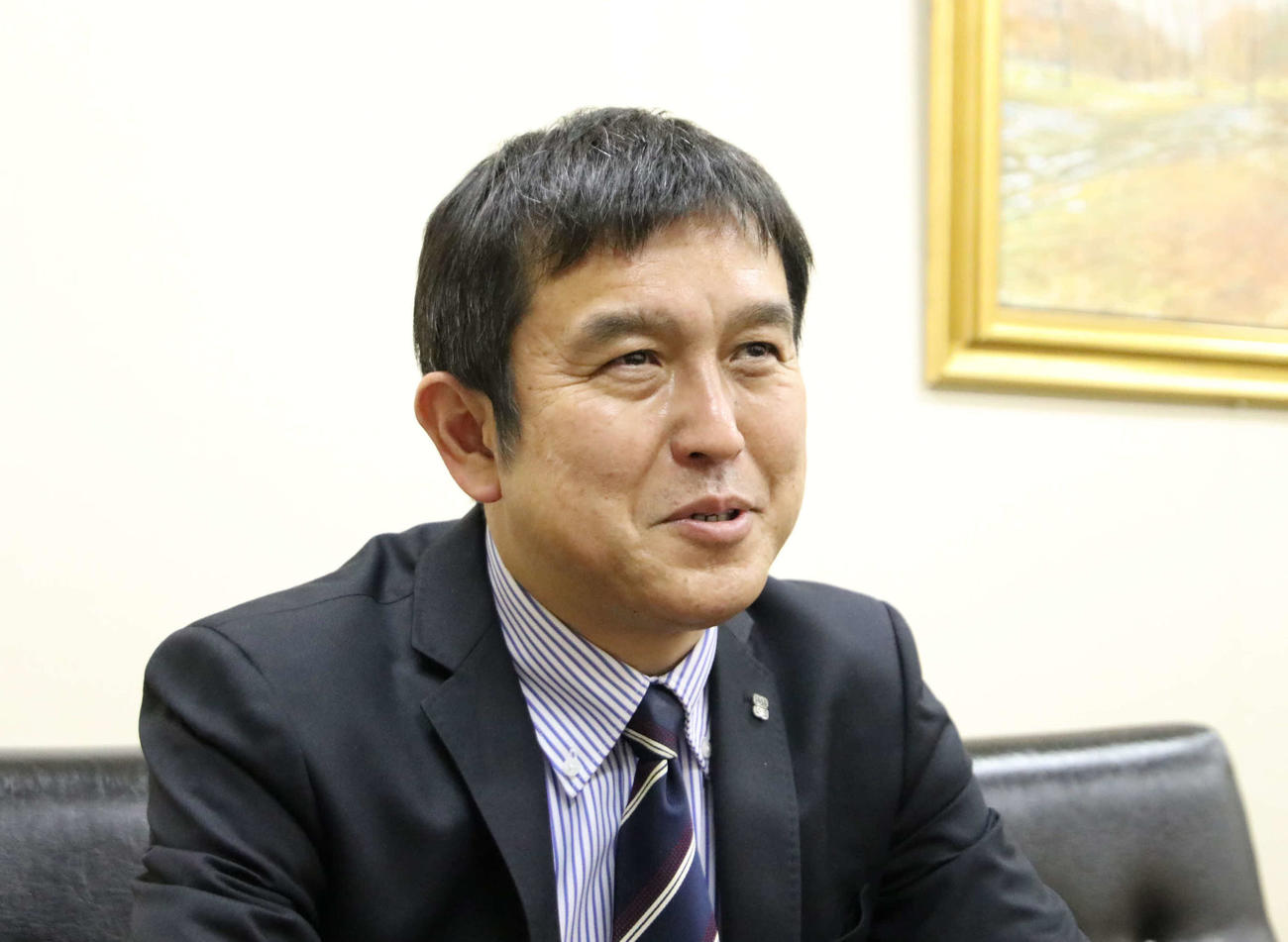 インタビューに応じる札幌学院大・鹿内監督（撮影・山崎純一）