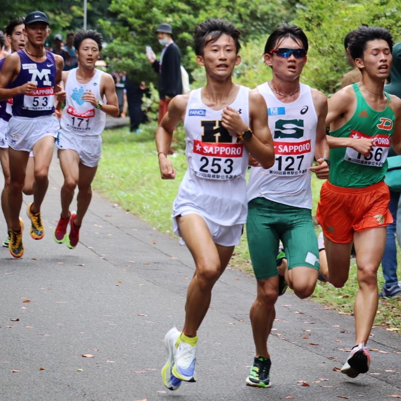 箱根予選会で力走する慶大・貝川（中央＝本人提供）