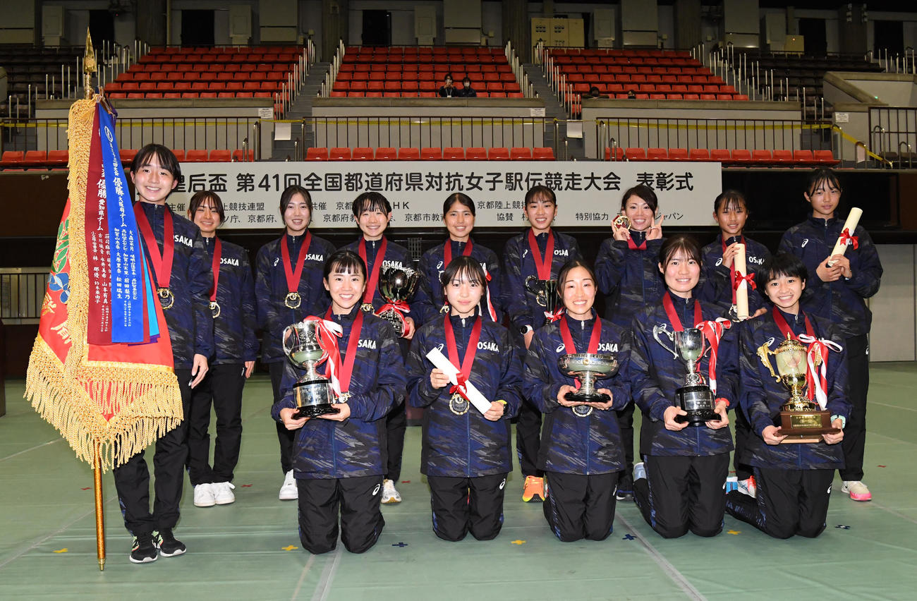 全国女子駅伝に優勝、喜ぶ大阪チーム（撮影・前岡正明）