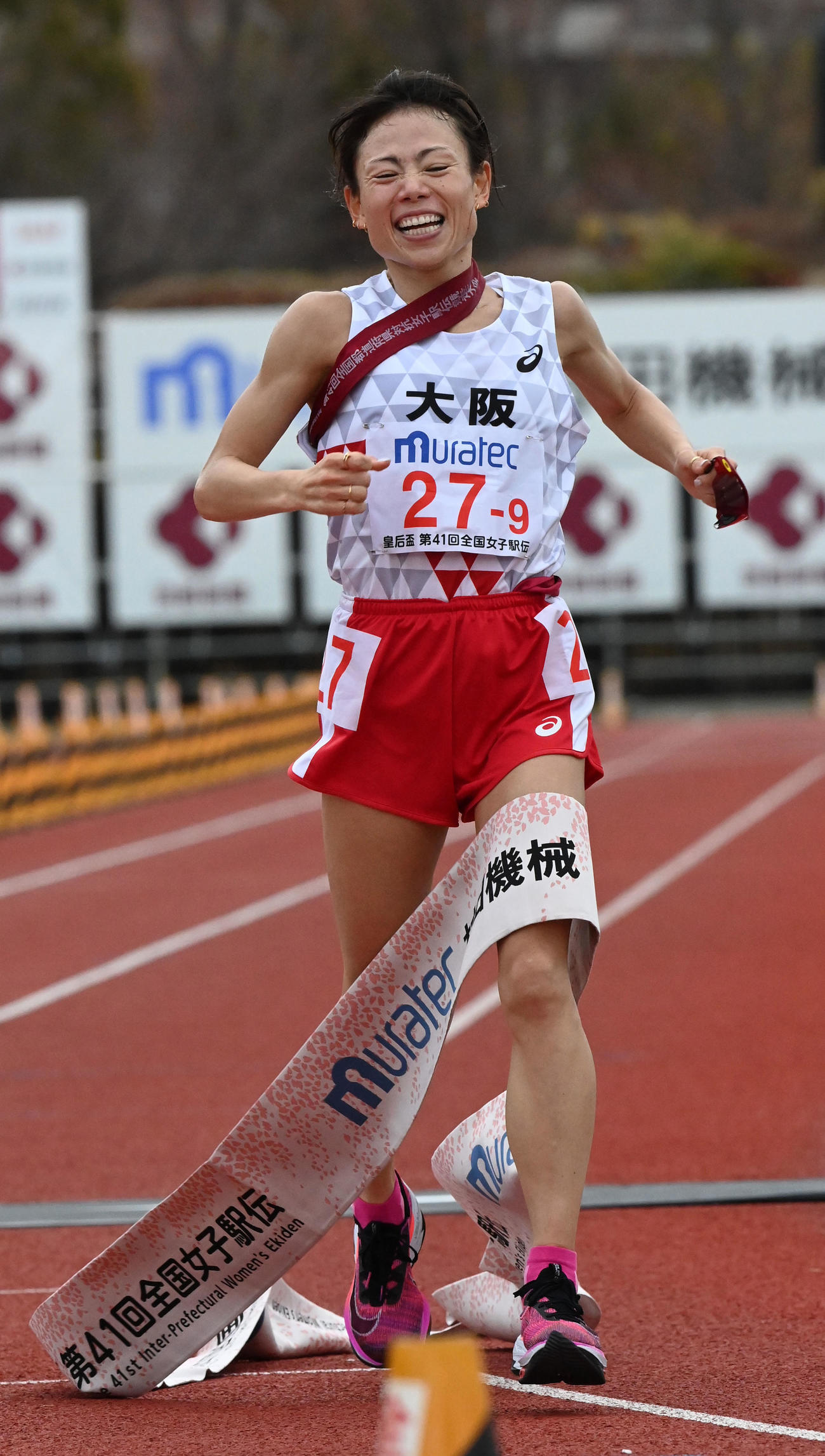 笑顔でゴールする大阪の松田瑞生（撮影・前岡正明）