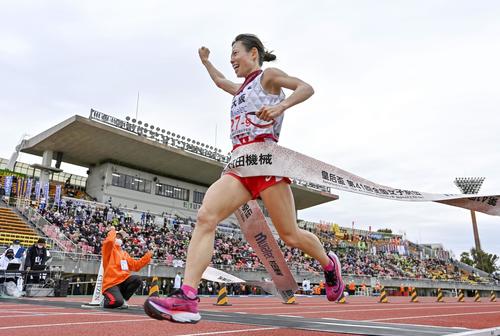 1位でゴールする大阪のアンカー松田瑞生（共同）