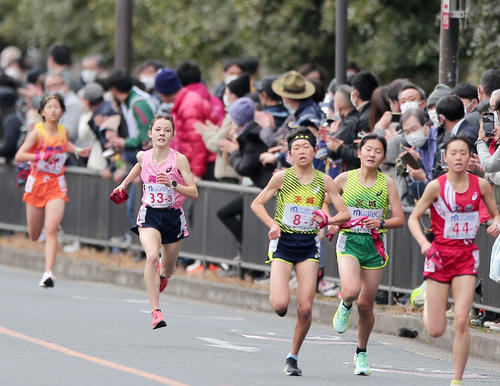 力走する岡山3区ドルーリー朱瑛里（左）（撮影・上山淳一）