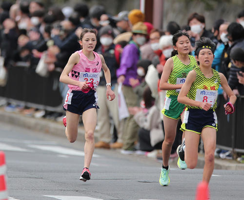 力走する岡山3区ドルーリー朱瑛里（左）（撮影・上山淳一）