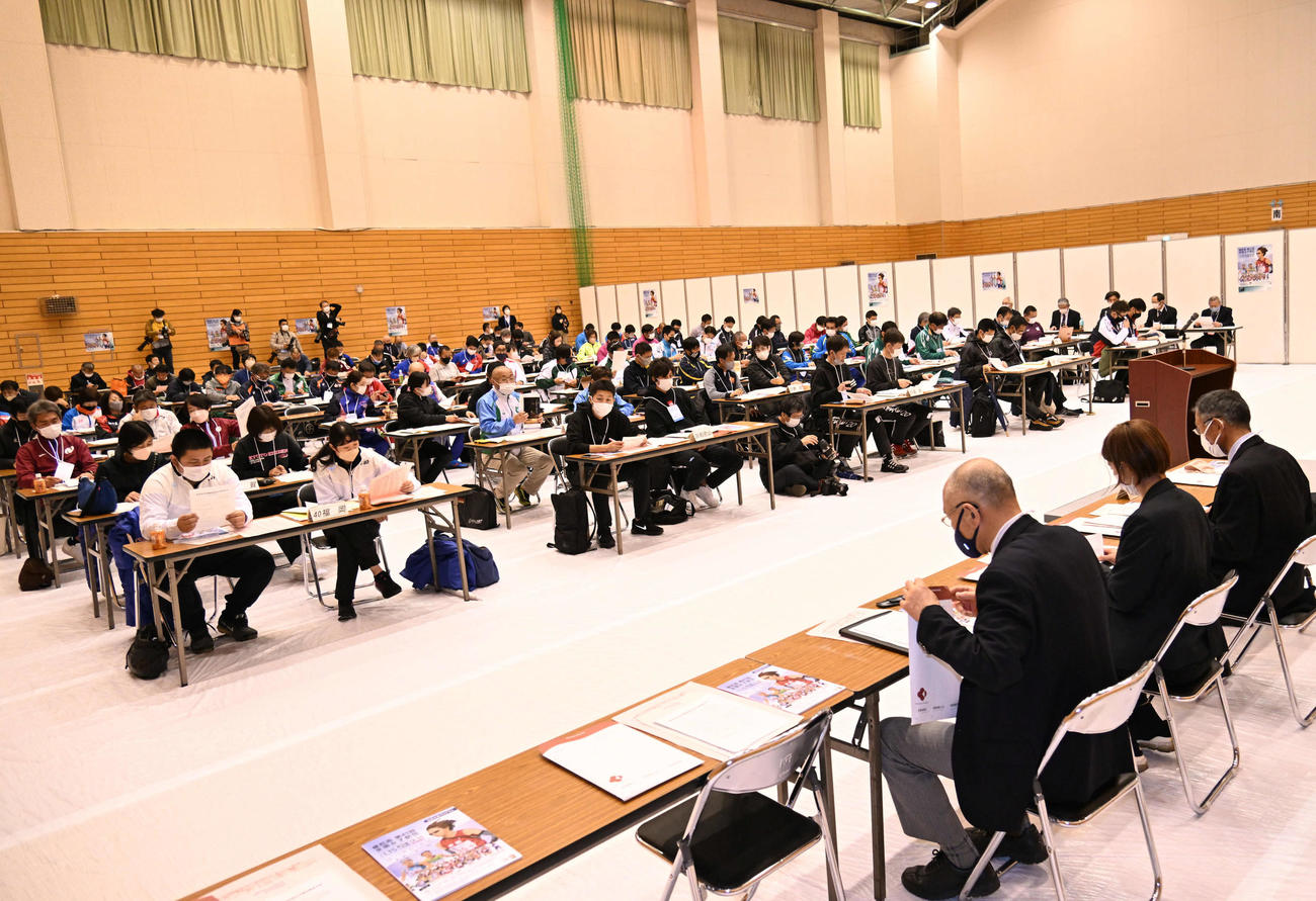 監督会議に出席する監督、コーチ関係者ら（撮影・石井愛子）