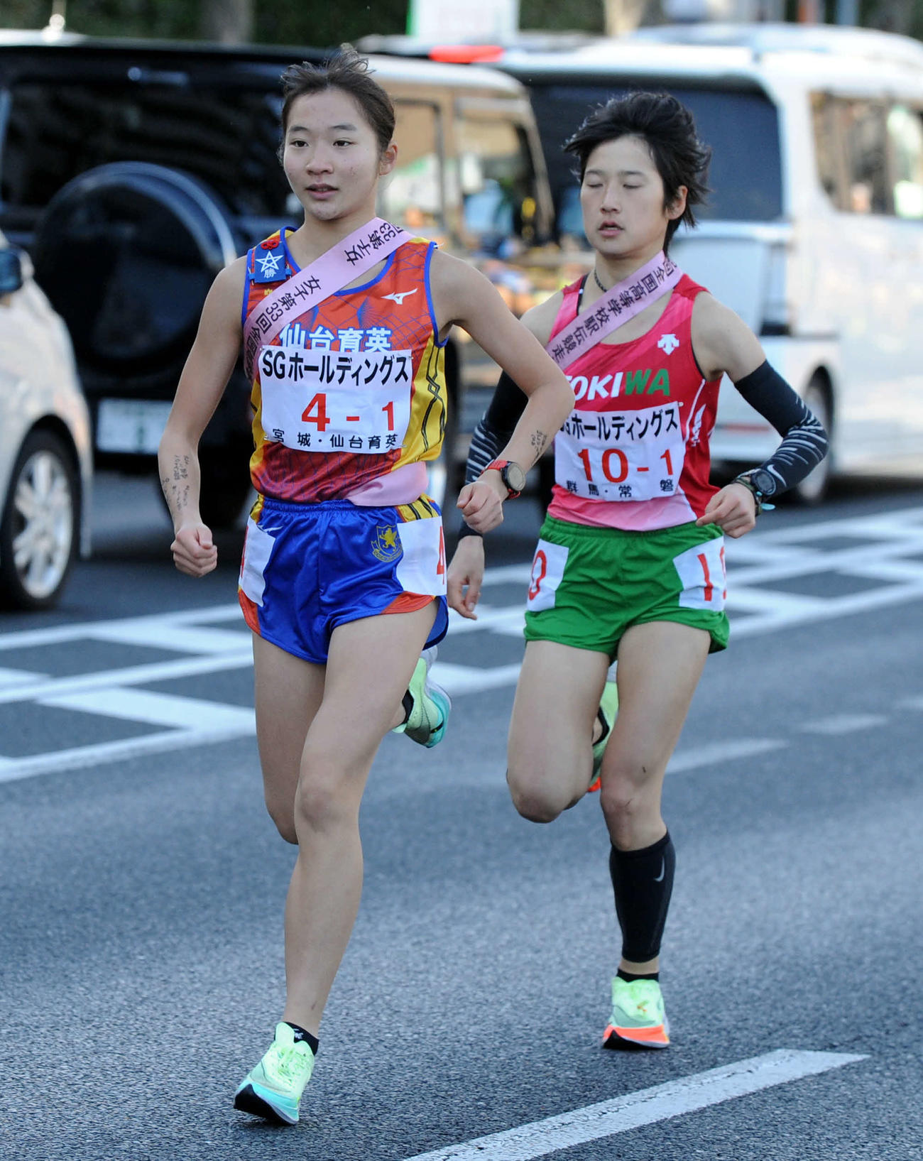 2021年12月、全国高校駅伝で1区区間賞を獲得した仙台育英・米沢（左）