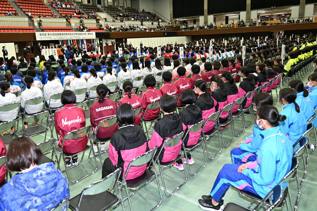 開会式に参加する選手、関係者ら（撮影・石井愛子）