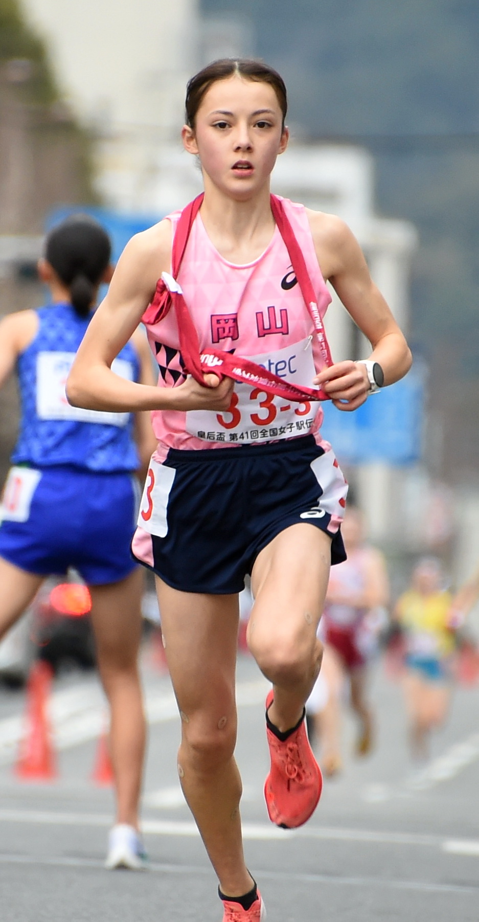 タスキをもらい走り出す岡山3区・ドルーリー朱瑛里（撮影・山田愛斗）