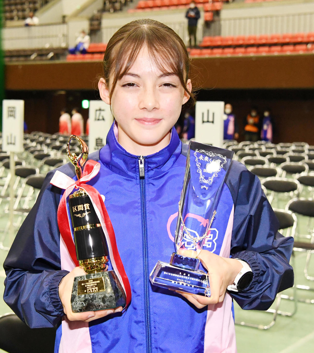 「区間賞」と「未来くん賞」を受賞し笑顔を見せるドルーリー朱瑛里（撮影・前岡正明）