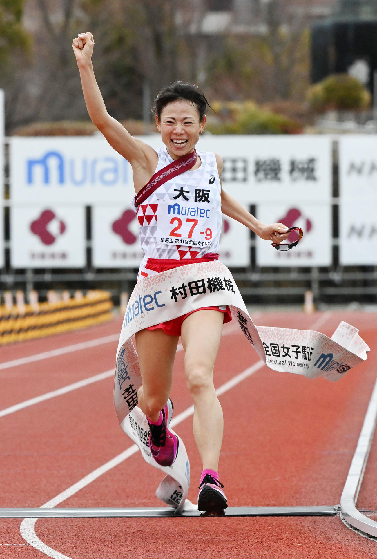 全国女子駅伝で優勝、ガッツポーズでゴールする大阪のアンカー松田瑞生（撮影・前岡正明）