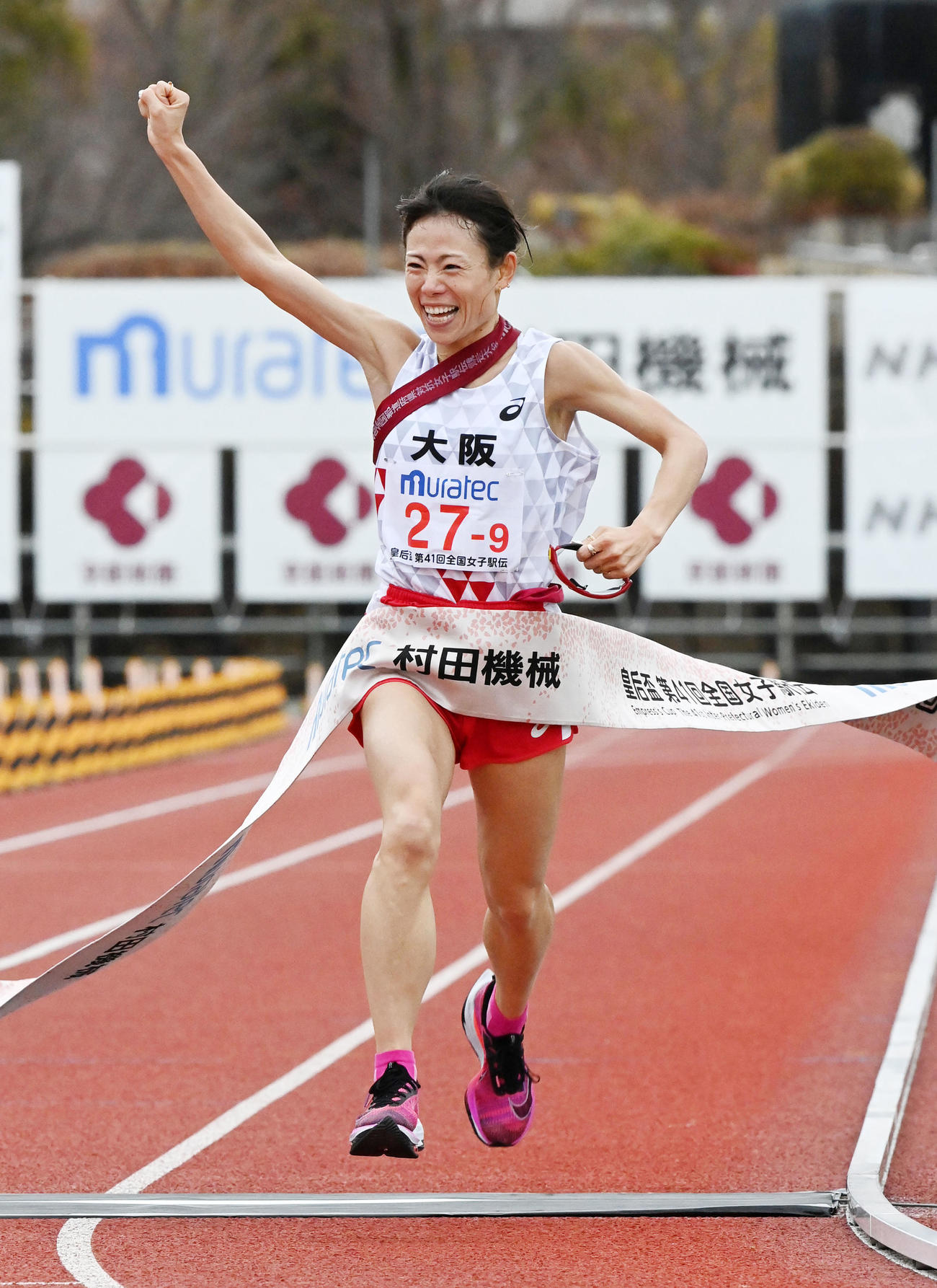 全国女子駅伝で優勝、ガッツポーズでゴールする大阪のアンカー松田瑞生（撮影・前岡正明）