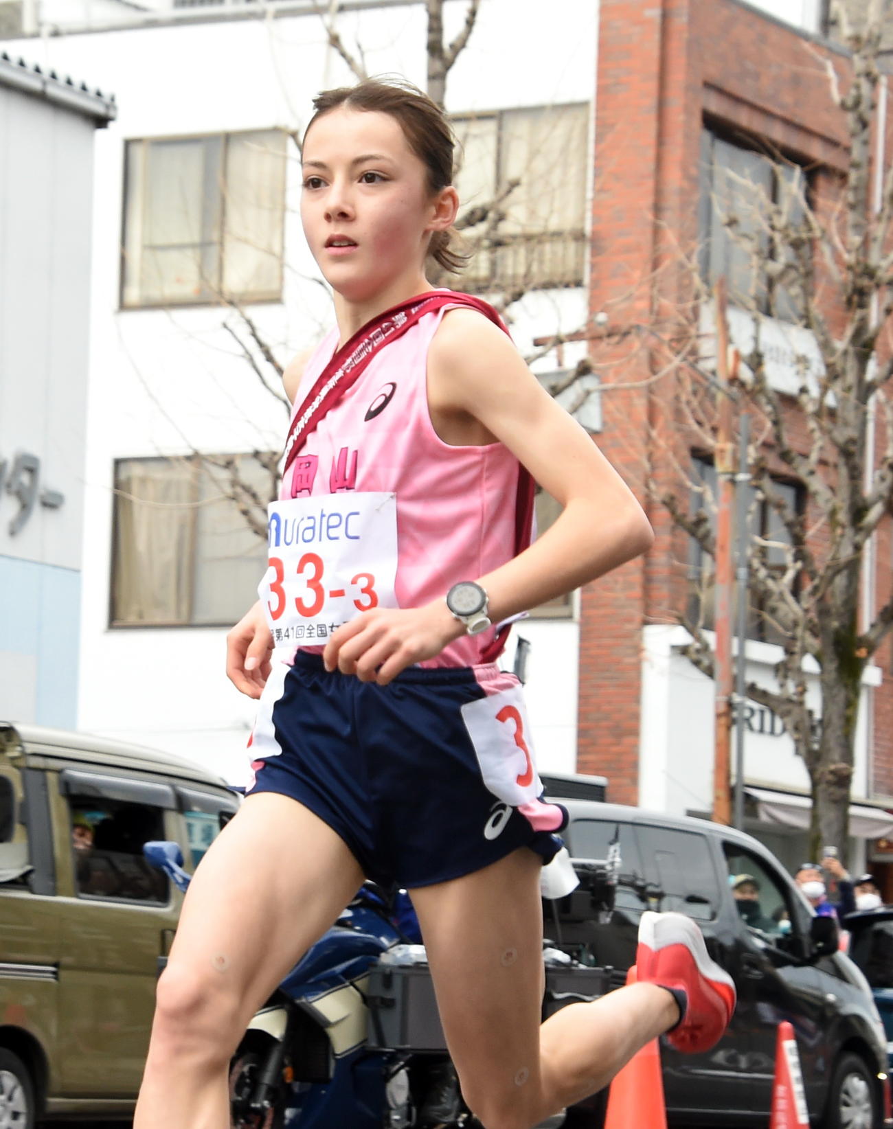 タスキをもらい走り出す岡山3区・ドルーリー朱瑛里（撮影・山田愛斗）