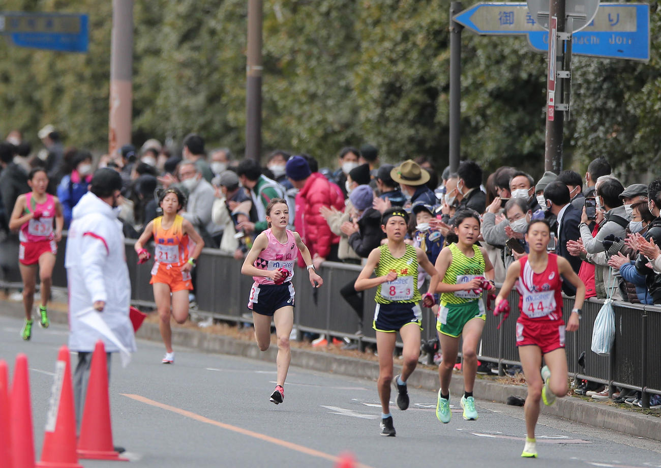 力走する岡山3区ドルーリー朱瑛里（右から4人目）（撮影・上山淳一）