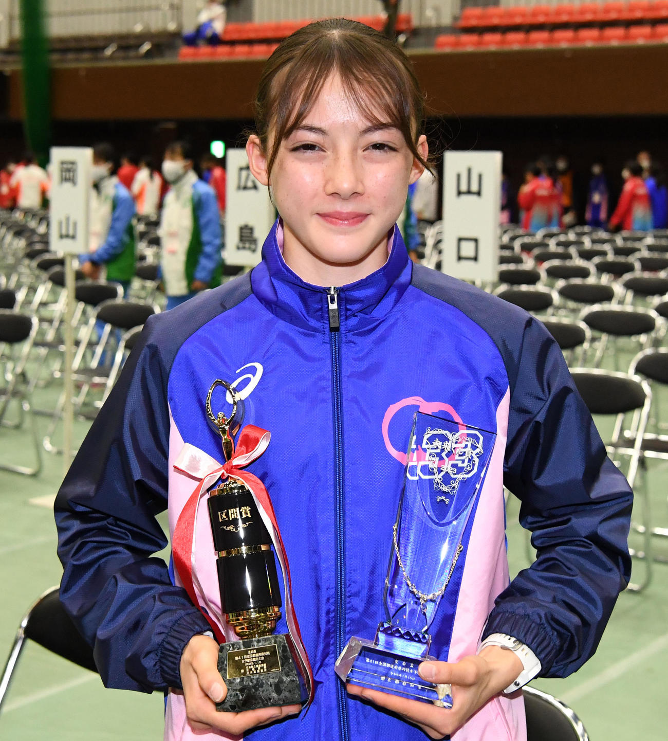 「区間賞」と「未来くん賞」を受賞し笑顔を見せるドルーリー朱瑛里（撮影・前岡正明）