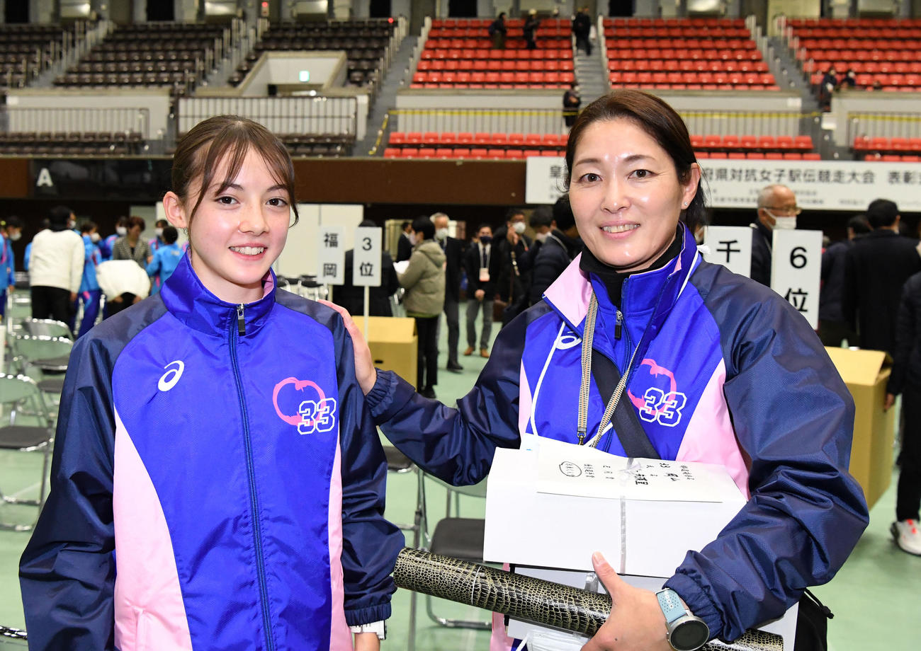 「区間賞」と「未来くん賞」を受賞、山口監督（右）と笑顔を見せるドルーリー朱瑛里（撮影・前岡正明）