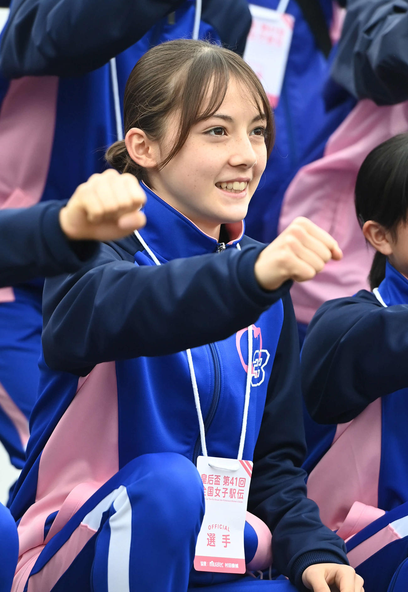 笑顔で記念撮影をする岡山代表・ドルーリー朱瑛里（23年1月14日撮影）