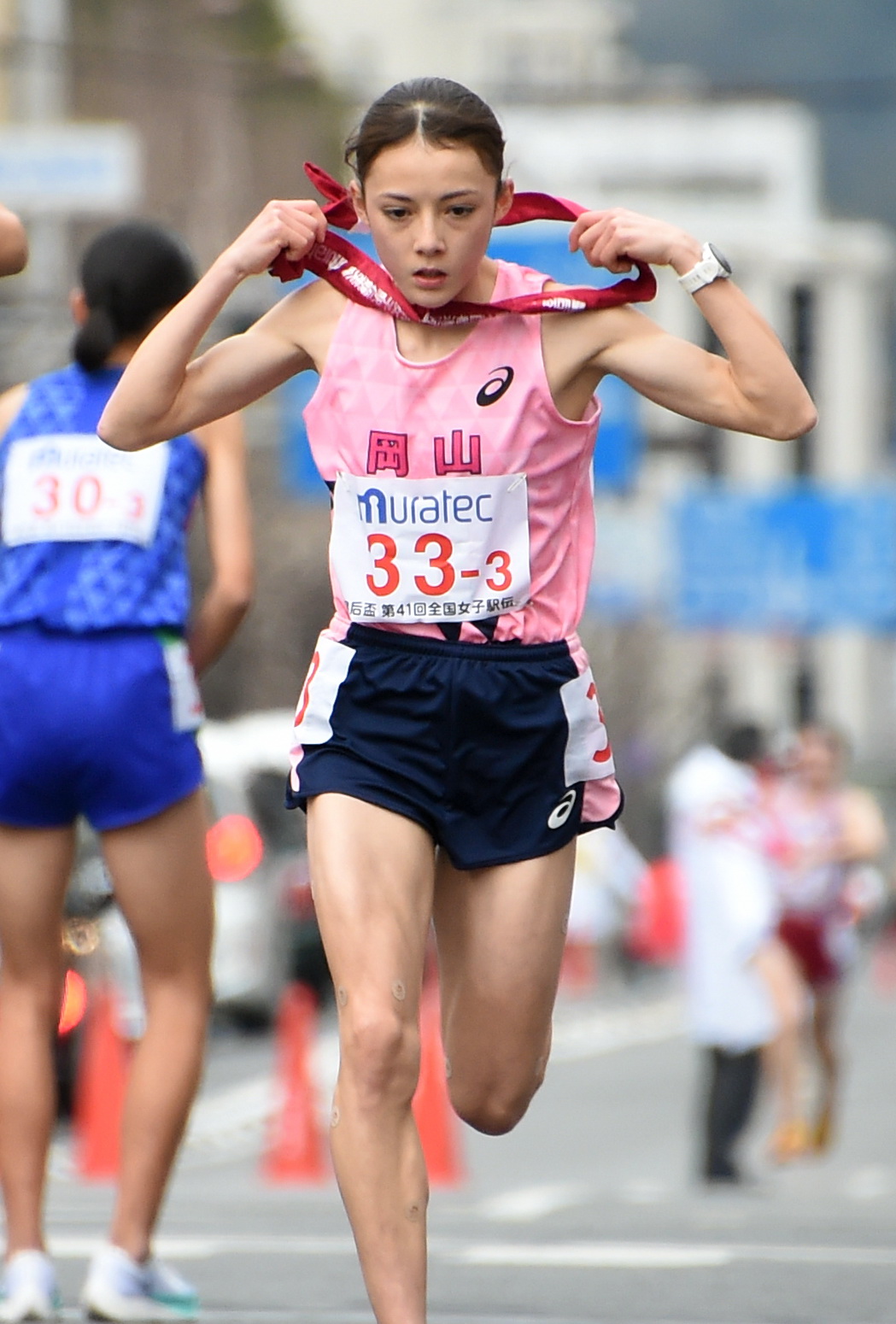 タスキをもらい走り出す岡山3区・ドルーリー朱瑛里（撮影・山田愛斗）