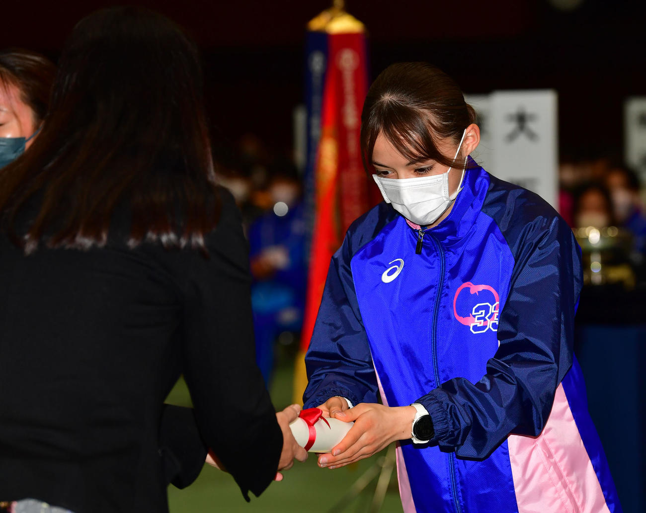 区間賞の表彰を受けるドルーリー朱瑛里（撮影・前岡正明）