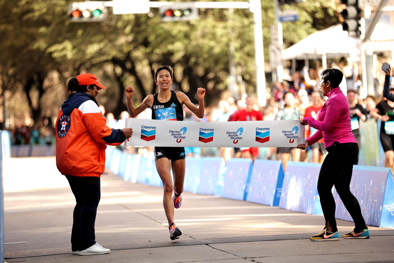 ヒューストンマラソンで優勝し、フィニッシュラインを通過する新谷仁美（USA TODAY＝ロイター）
