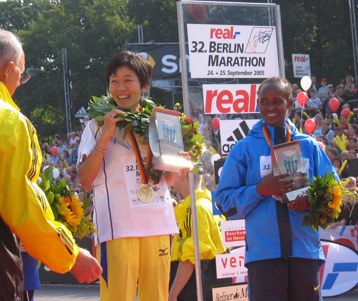 05年9月、日本新記録でベルリンマラソンを制した野口みずきは月桂冠が大きすぎ頭からすっぽ抜ける