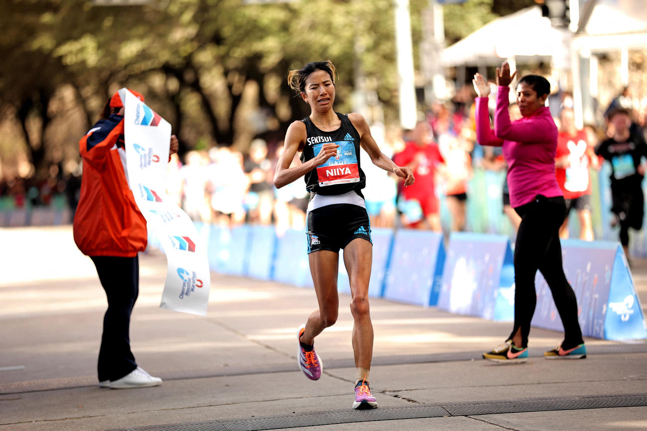 ヒューストンマラソンで優勝し、フィニッシュラインを通過する日本の新谷仁美（USA TODAY＝ロイター）
