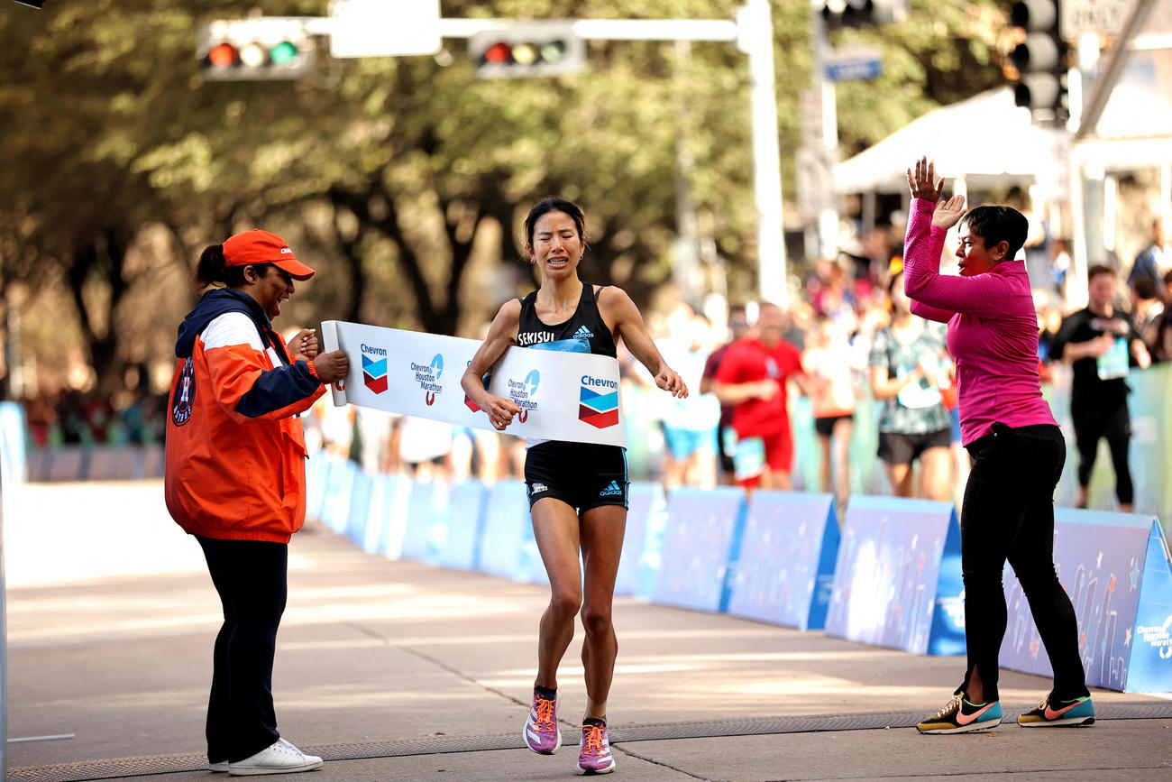 ヒューストン女子マラソンで優勝し、フィニッシュラインを通過する日本の新谷仁美（USA TODAY＝ロイター）