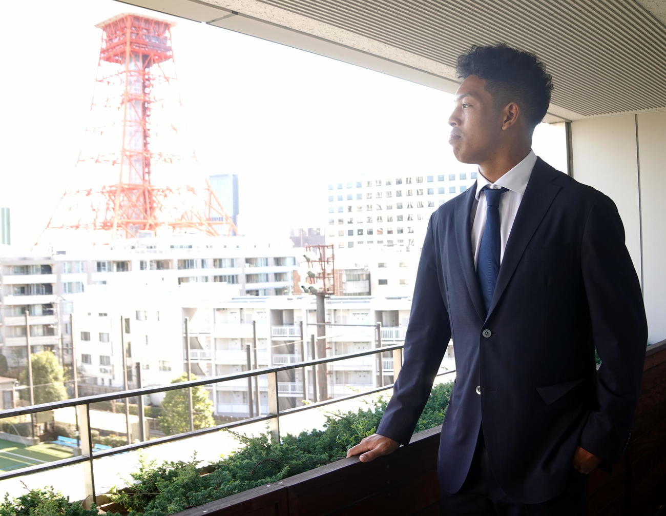 東京タワーをバックにスーツ姿で23年の誓いを立てたサニブラウン（C）UDN SPORTS