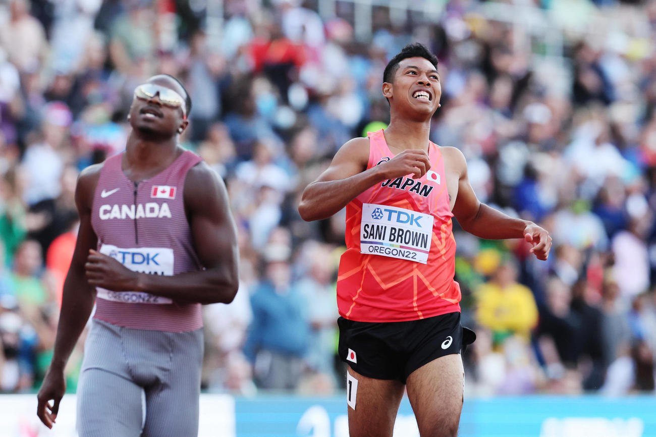 22年7月、世界陸上の男子100メートル決勝で7位のサニブラウン（右）