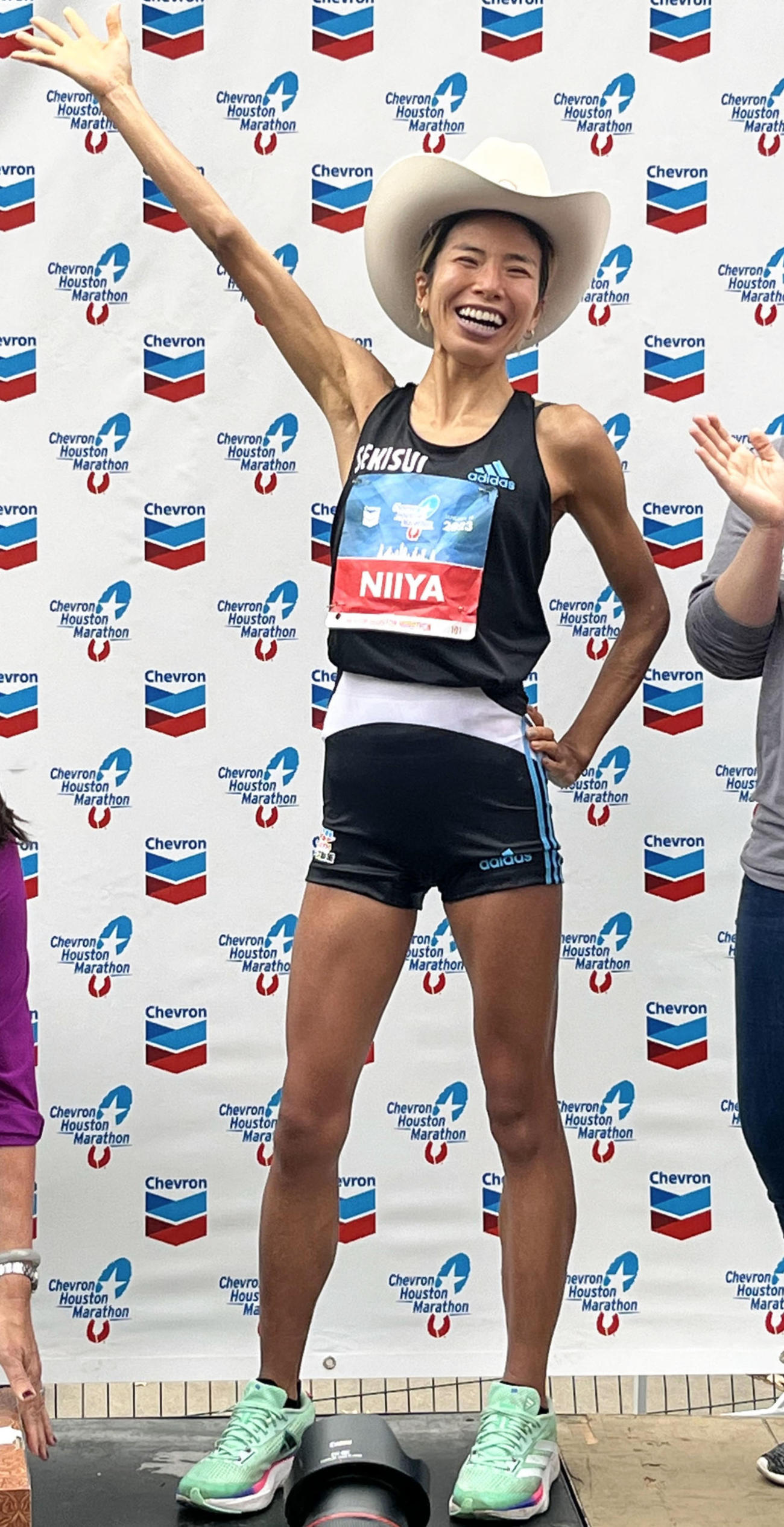 15日、ヒューストン・マラソンで日本女子歴代2位の記録で優勝し、ポーズを決める新谷（共同）