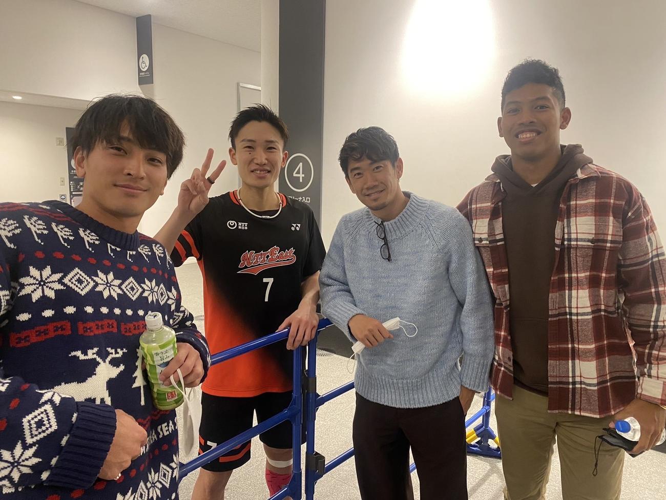 バドミントン全日本選手権で記念撮影した、左から橋岡、桃田、香川、サニブラウン（C）UDN SPORTS