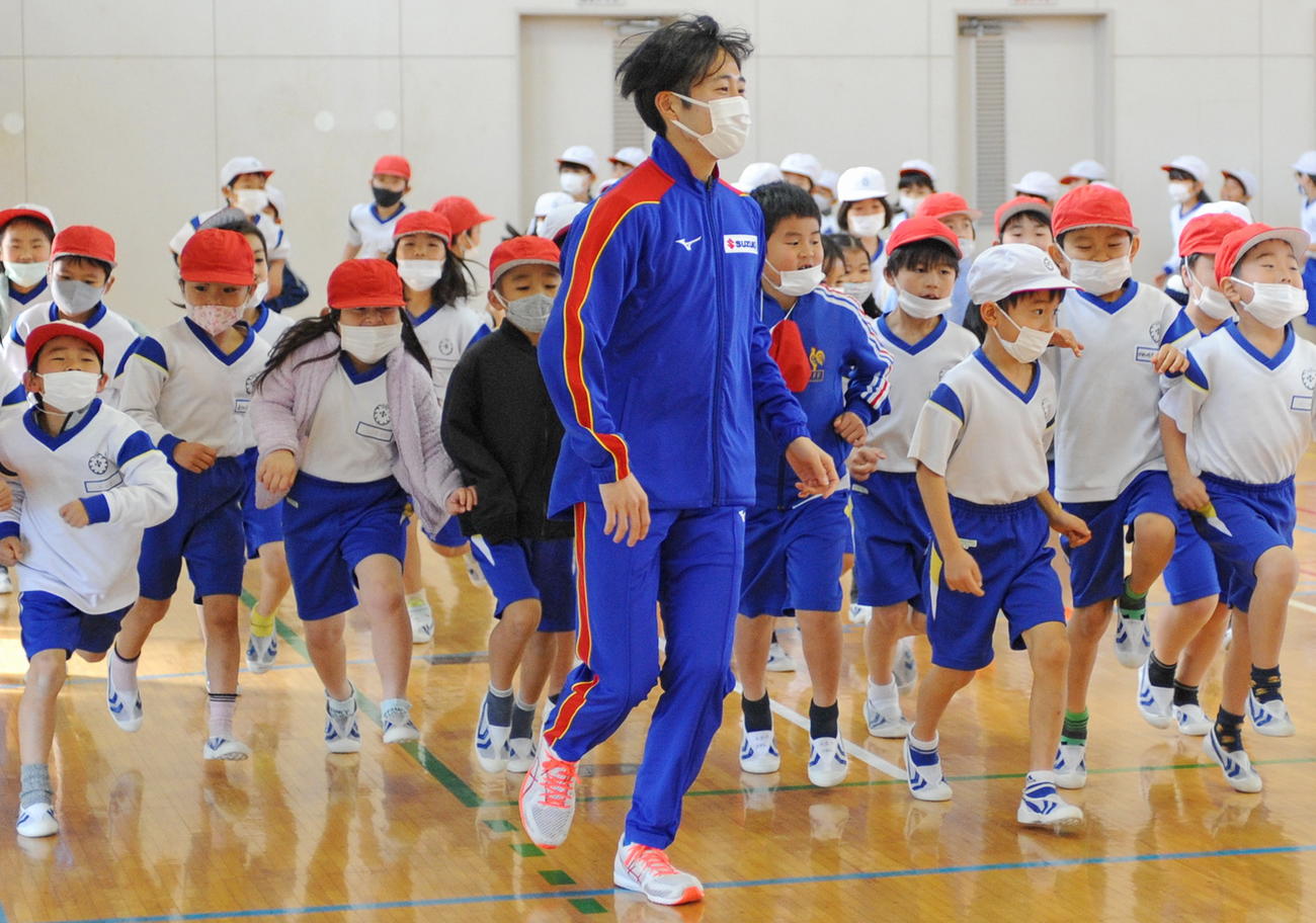 スズキAC・桐山（中央）とランニングする浜松河輪小の児童たち