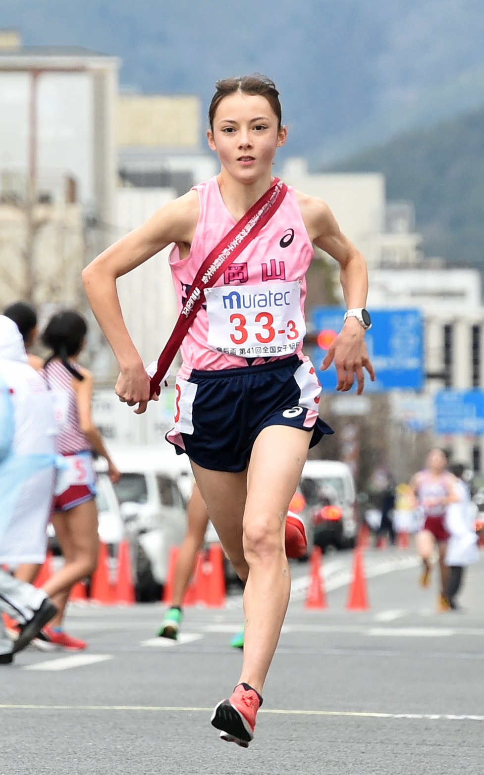 タスキをもらい走り出す岡山3区ドルーリー朱瑛里（2023年1月15日撮影）
