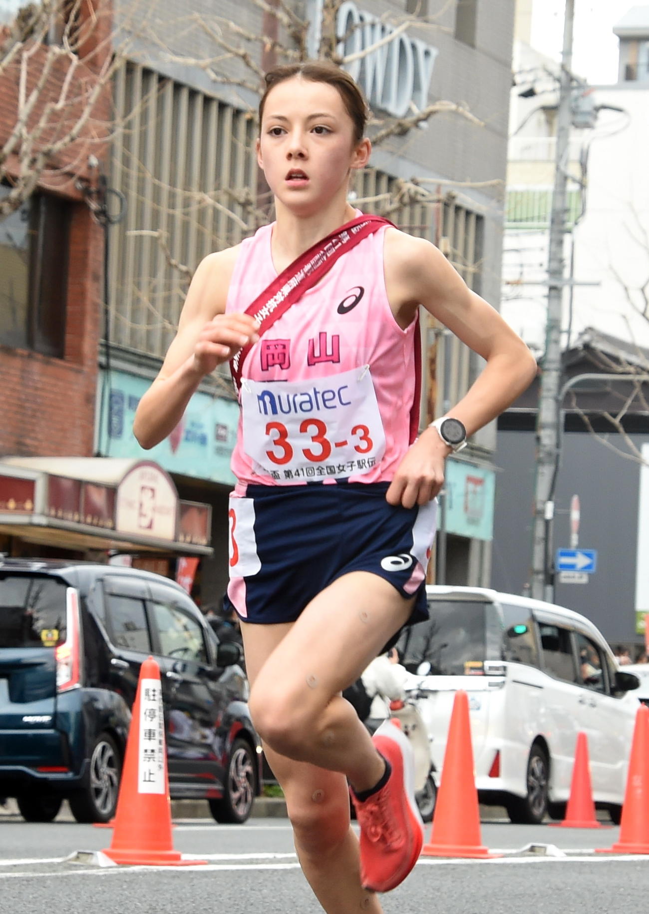 タスキをもらい走り出す岡山3区・ドルーリー朱瑛里（2023年1月15日撮影）