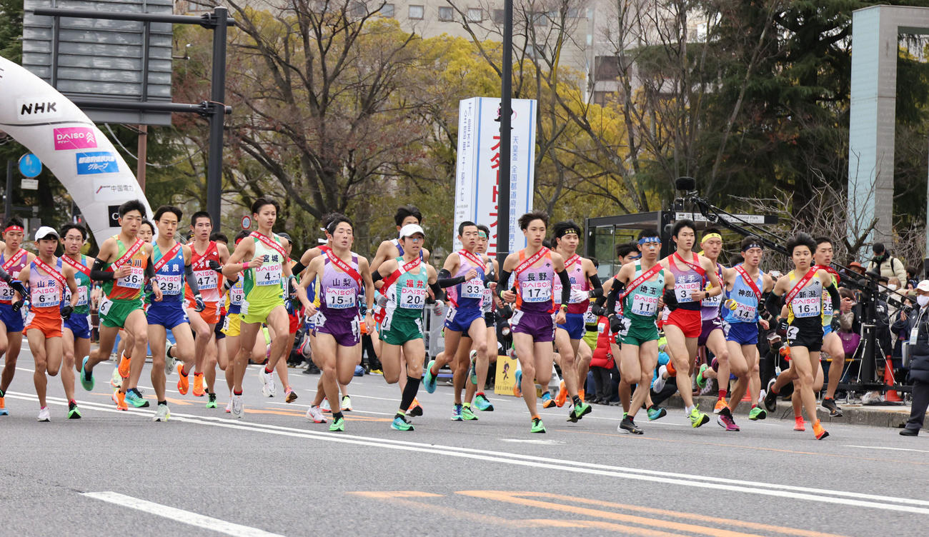 全国都道県対抗男子駅伝　スタートする1区の選手（撮影・加藤孝規）