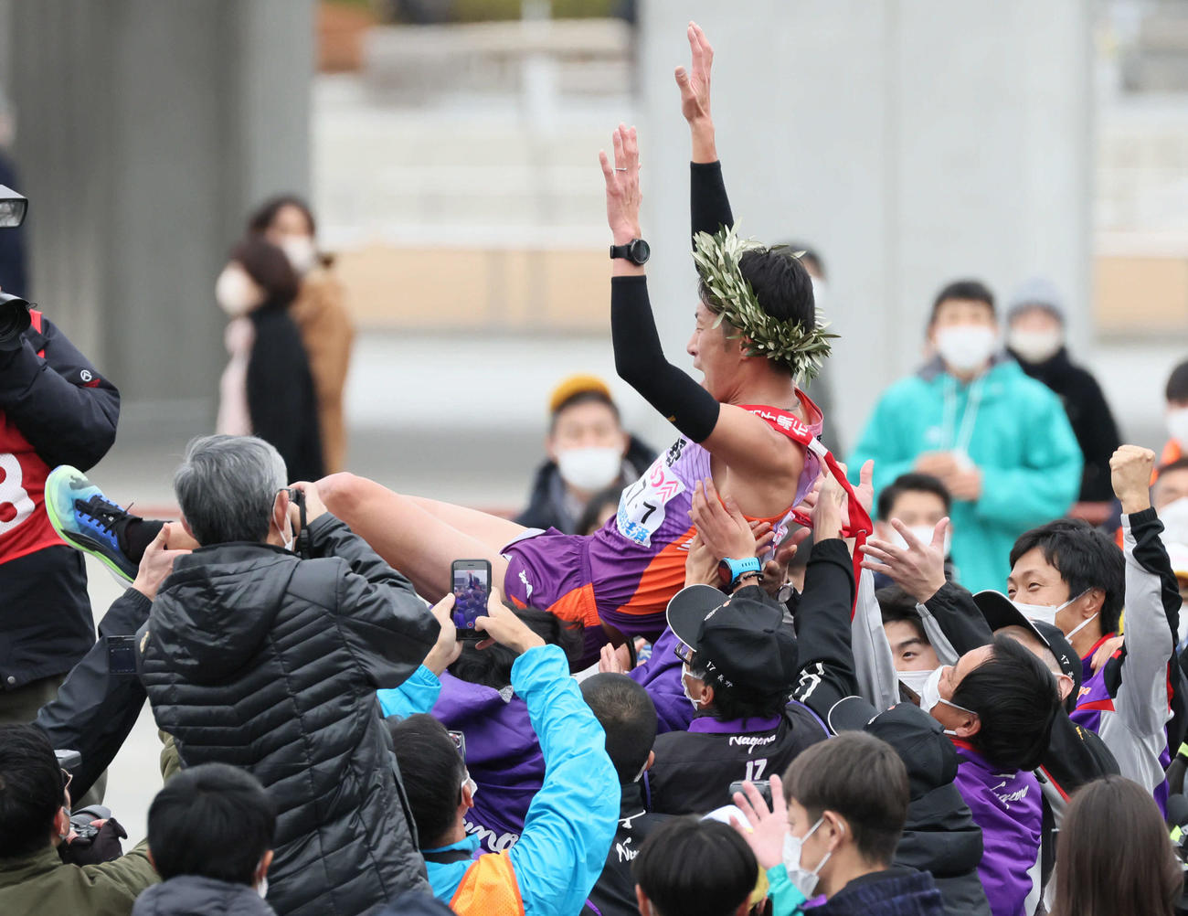 全国都道府県対抗男子駅伝　胴上げされる優勝した長野7区の上野裕一郎（撮影・加藤孝規）