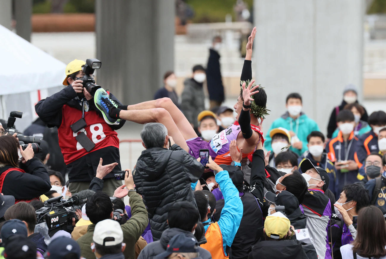 全国都道府県対抗男子駅伝　胴上げされる優勝した長野7区の上野裕一郎（撮影・加藤孝規）