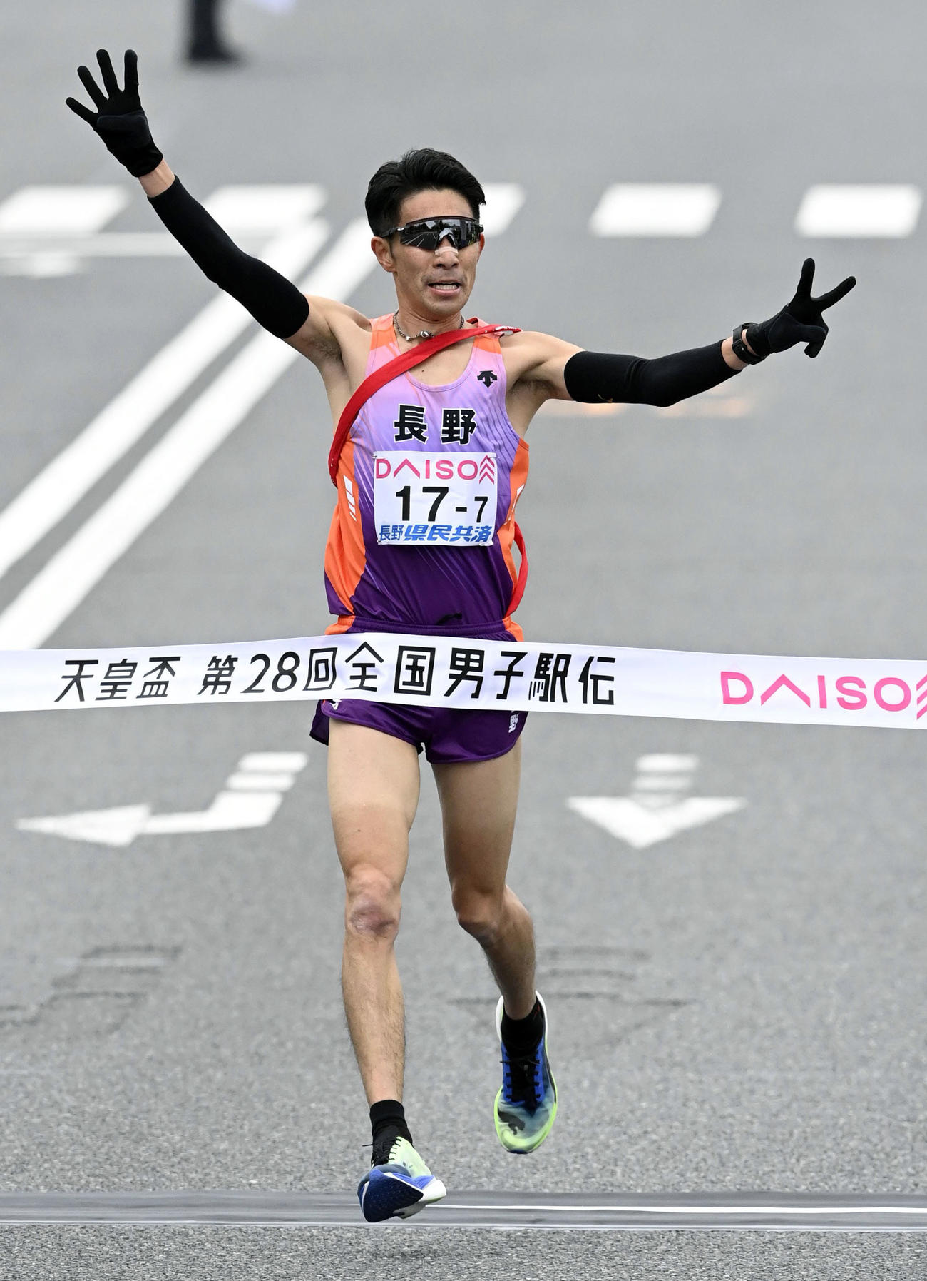 1位でゴールする長野のアンカー上野裕一郎（共同）