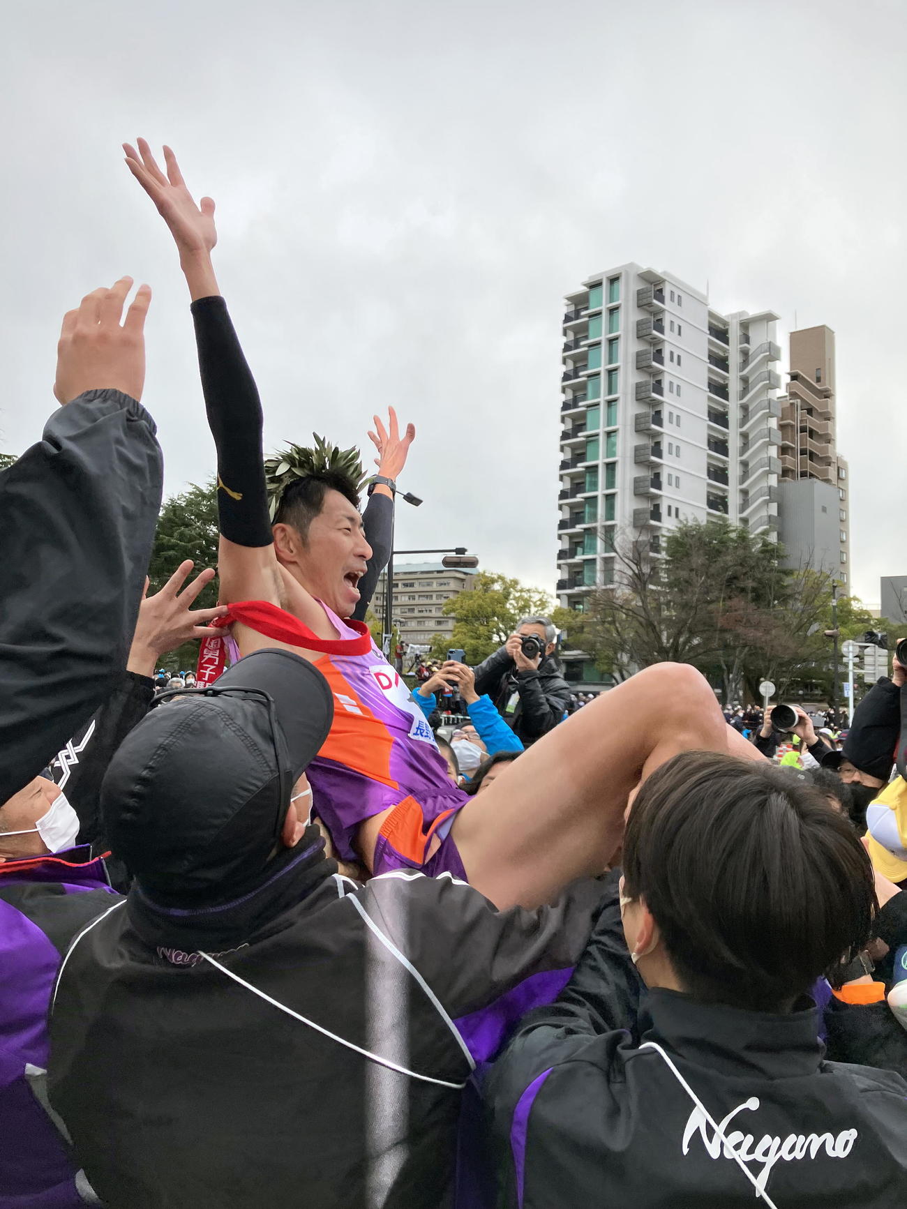 胴上げされる優勝した長野7区の上野（撮影・山田愛斗）
