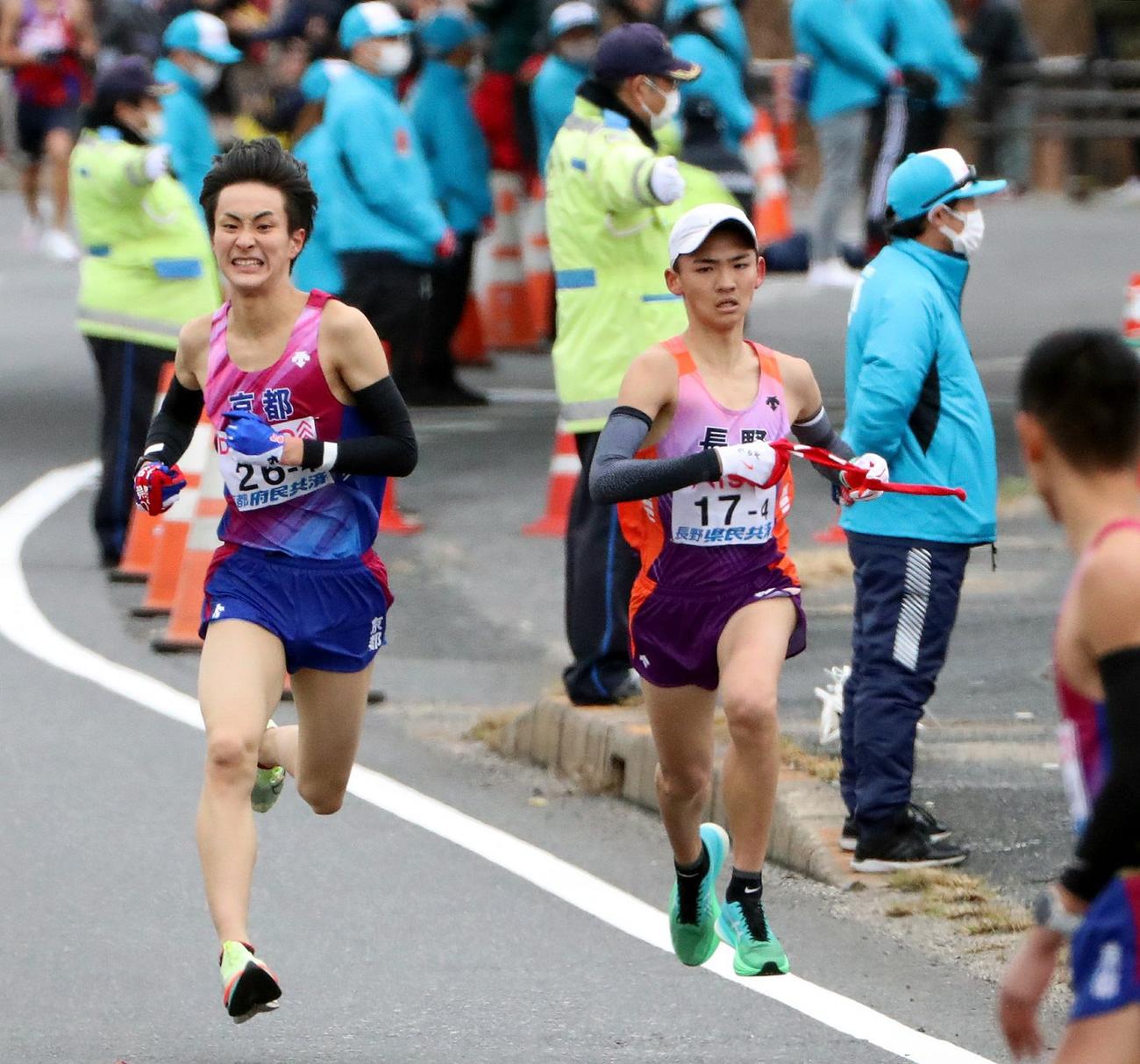 第4中継所手前でトップ争いをする京都の4区大西裕翔（左）と長野の山口竣平（代表撮影）