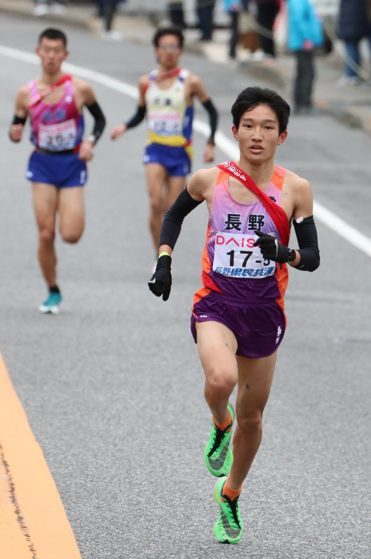 5区序盤でトップを走る長野の吉岡大翔（代表撮影）