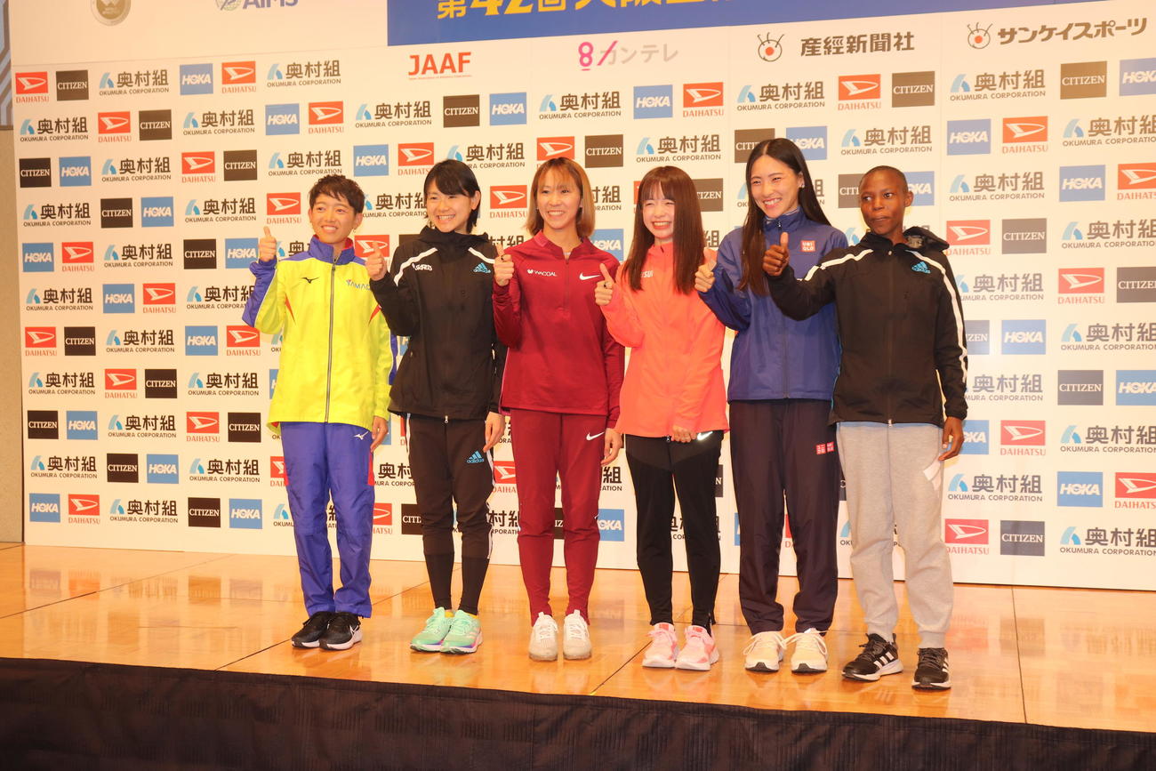 大阪国際女子マラソンの招待選手会見に臨んだ5人。左から筒井咲帆、上杉真穂、安藤友香、佐藤早也伽、吉川侑美、マウリーン・チェプケモイ（撮影・竹本穂乃加）