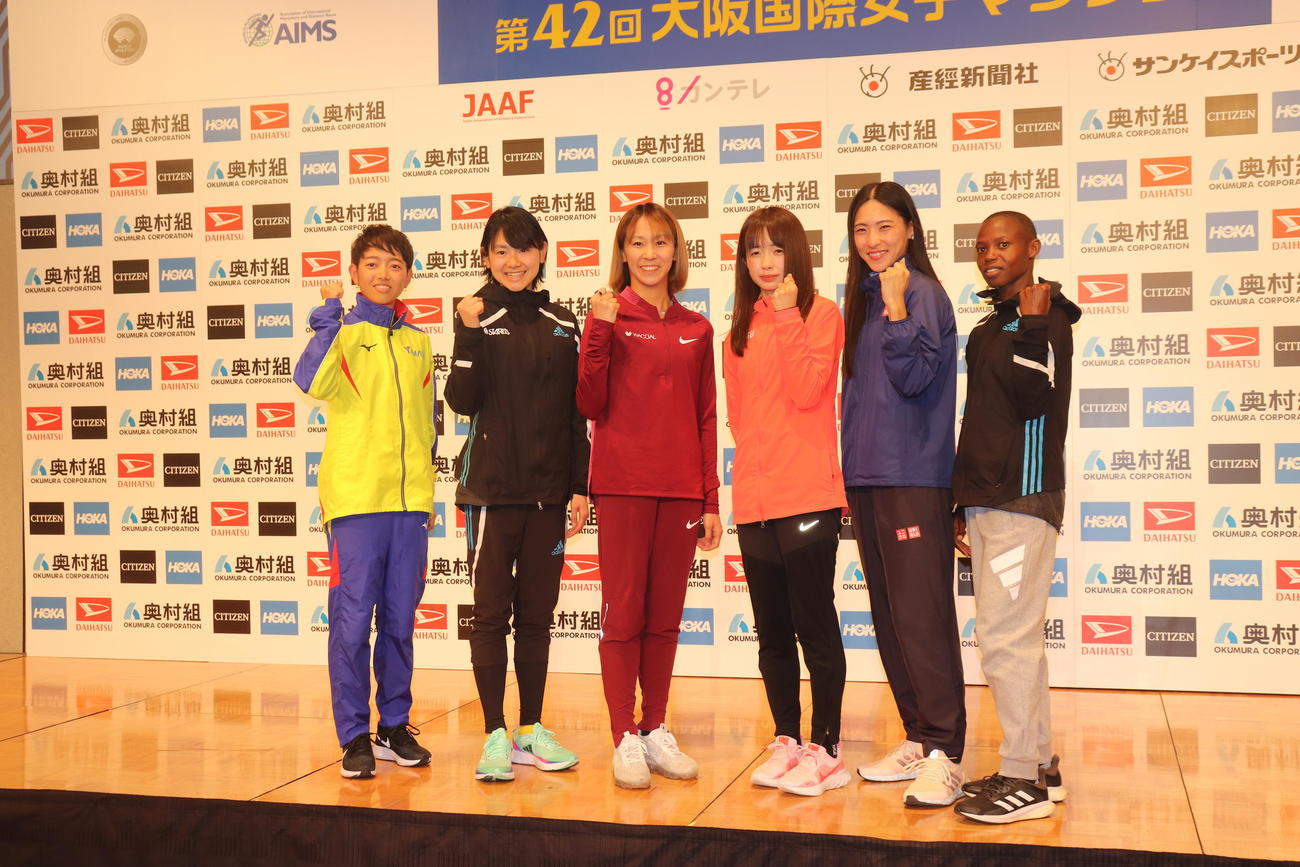 大阪国際女子マラソンの招待選手会見に臨んだ5人。左から筒井咲帆、上杉真穂、安藤友香、佐藤早也伽、吉川侑美、マウリーン・チェプケモイ（撮影・竹本穂乃加）