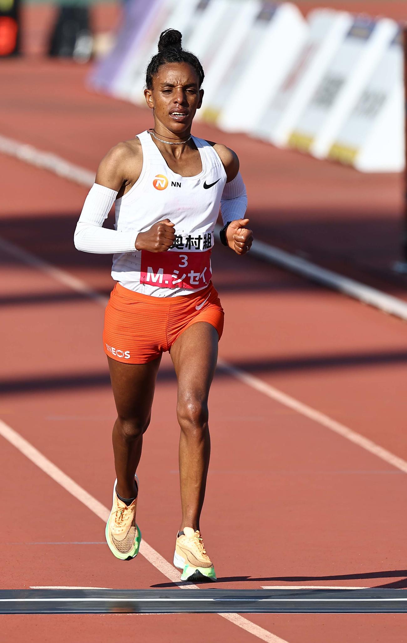 第42回大阪国際女子マラソン　2位でゴールするメセレット・ゴラ・シセイ（撮影・上田博志）