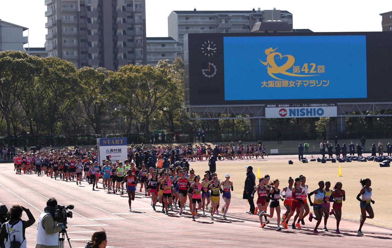 第42回大阪国際女子マラソン　ヤンマーフィールド長居をスタートする選手たち（撮影・上田博志）