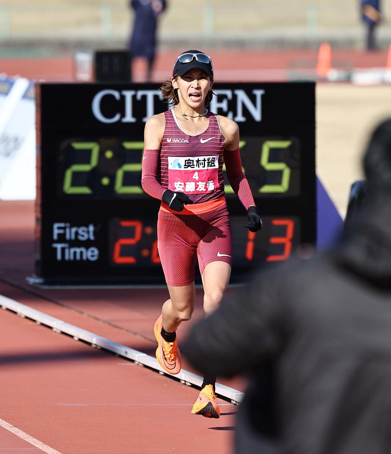 第42回大阪国際女子マラソン　日本人最高の3位でゴールする安藤（撮影・上田博志）