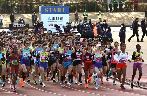 第42回大阪国際女子マラソン　ヤンマーフィールド長居をスタートする選手たち（撮影・上田博志）