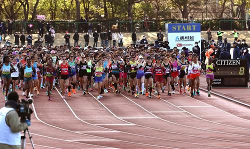 第42回大阪国際女子マラソン　ヤンマーフィールド長居をスタートする選手たち（撮影・上田博志）
