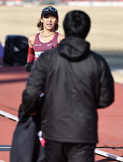 第42回大阪国際女子マラソン　日本人最高の3位でゴールする安藤（撮影・上田博志）