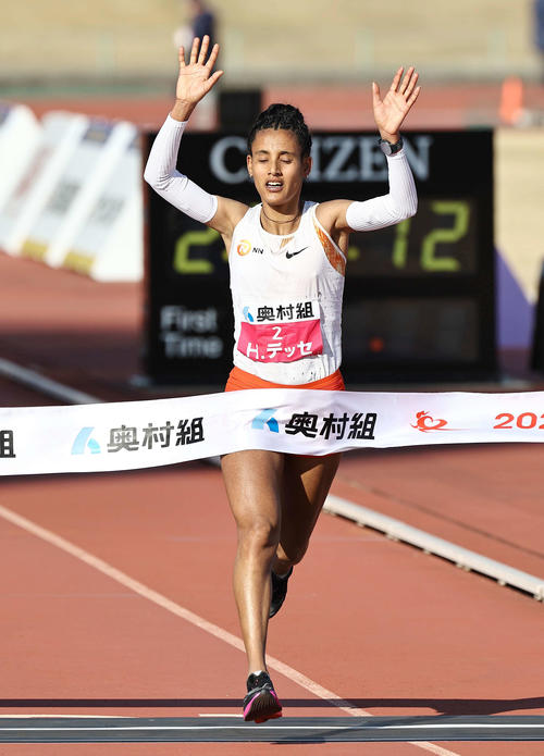 第42回大阪国際女子マラソン　優勝したヘヴン・ハイル・デッセは両手をあげてゴールする（撮影・上田博志）